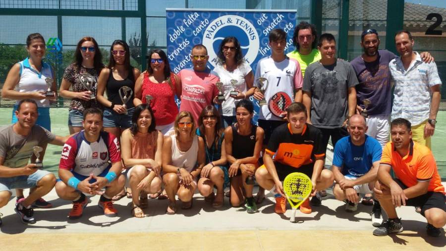 Foto de familia de vencedores y finalistas en Puigpelat. Foto: Federació Catalana de Pàdel