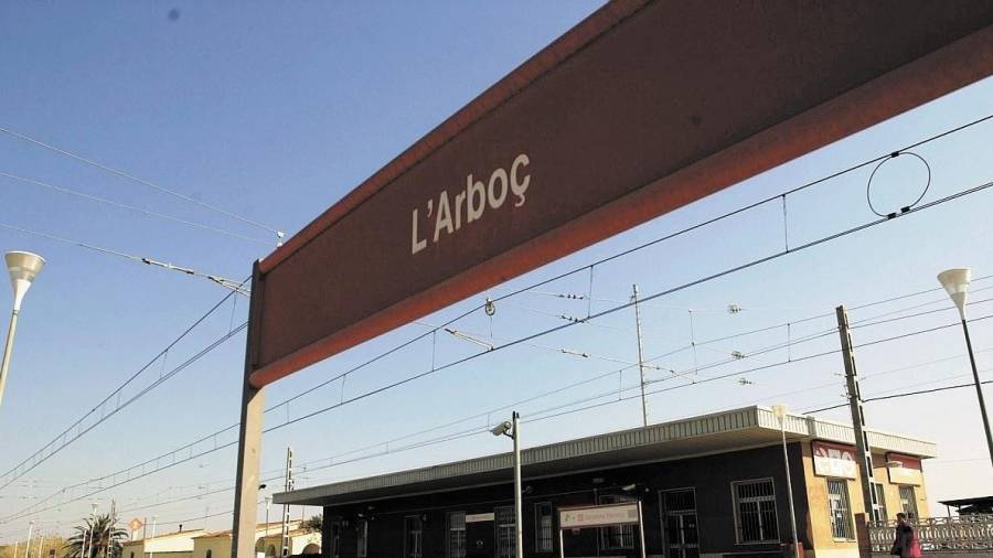 La estación de tren de L’Arboç tiene pocos trenes que paren y carece de ascensores. FOTO: DT