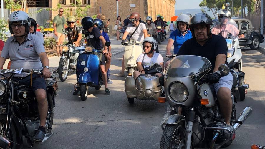Un momento del recorrido de las motos por el núcleo poblacional de Vila-seca. Foto: Cedida