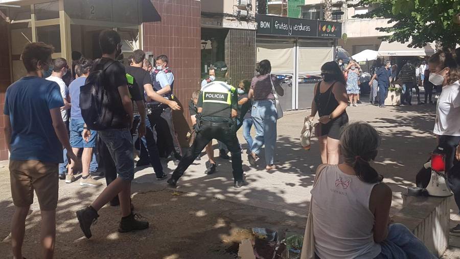 Imagen del despliegue policial y los vecinos, frente al portal dela vivienda afectada. Foto: F.J