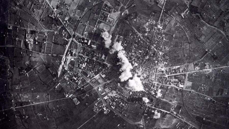 imagen aerea de uno de los bombardeos que sufrio reus en el año 1937 durante la guerra civil.