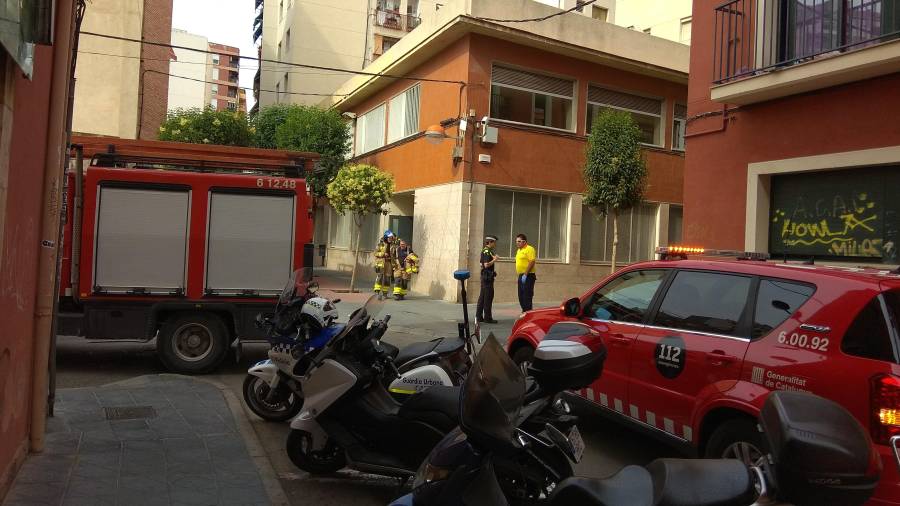Los bomberos en el lugar del incendio, esta tarde en la calle Rebolledo. Foto: Àngel Juanpere