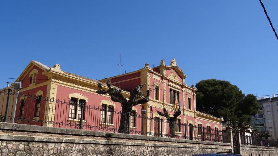 Façana lateral de l'antic col·legi Antoni Rogi de Torredembarra.