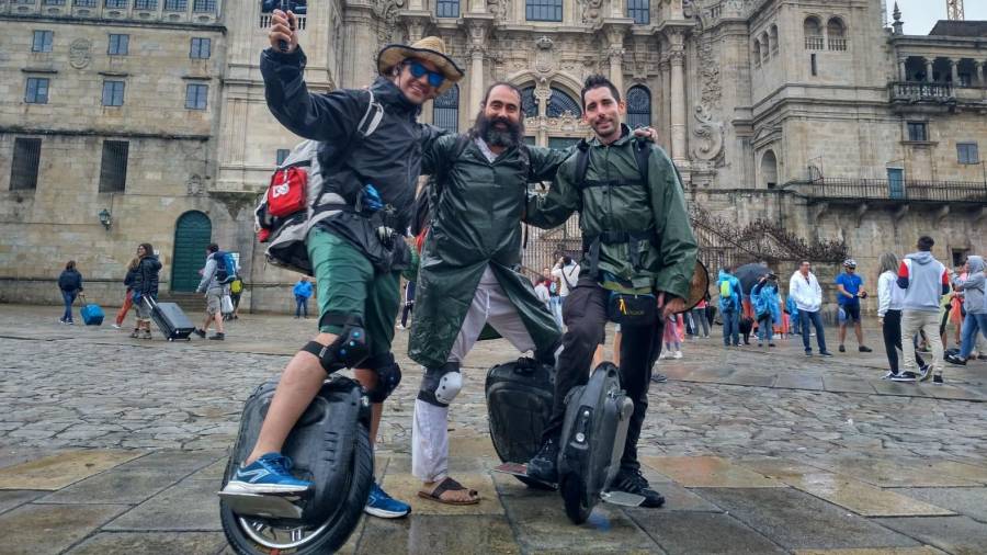 Frans, Jose y Daniel llegando a Santiago de Compostela. FOTO: Cedida