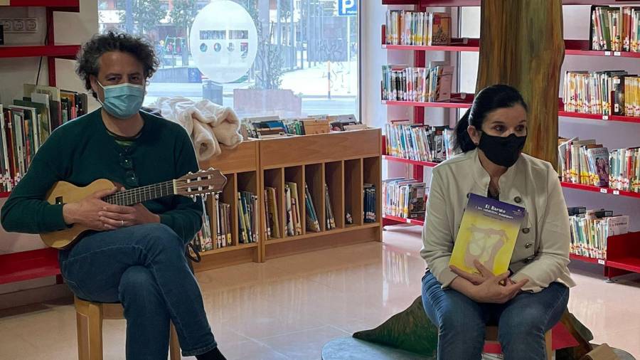 El cantautor Fito Luri i Monika Escuer van presentar el conte a la Biblioteca Xavier Amorós . FOTO: CEDIDA