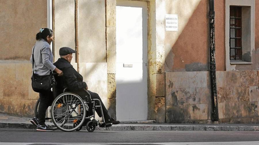 Aceras demasiado estrechas para una silla de ruedas, una cuestión a abordar en el plan. FOTO: Lluís Milián