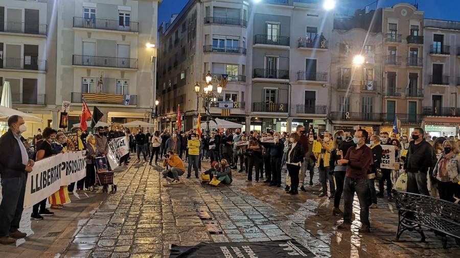 Unas 400 personas se han concentrado en la plaza Mercadal de Reus. Foto: A. Mariné