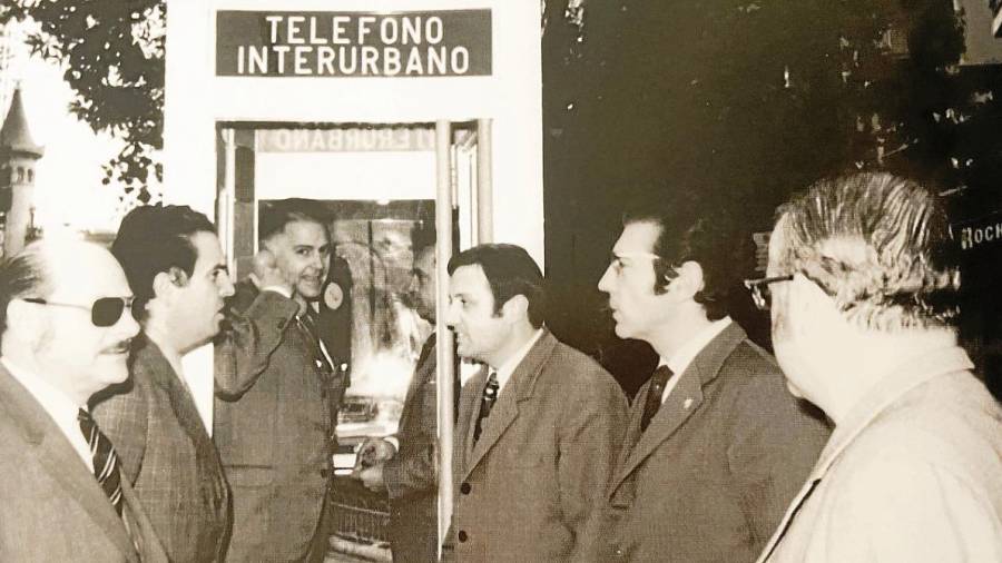 Inauguració de la primera cabina telefònica interurbana de Catalunya l’1 de desembre de 1971, amb l’alcalde Ricardo Vilar realitzant una telefonada. Foto: Segú Chinchilla. Centre d’Imatges de Tarragona /L’Arxiu