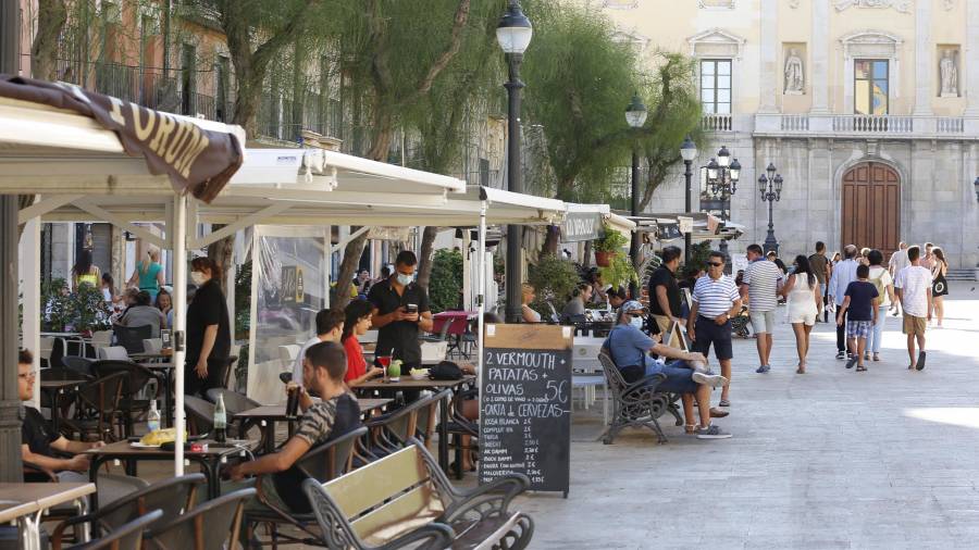 Aspecto que ofrecía ayer por la tarde la Plaça de la Font, con una notable afluencia de clientes en las terrazas. FOTO: Pere Ferré