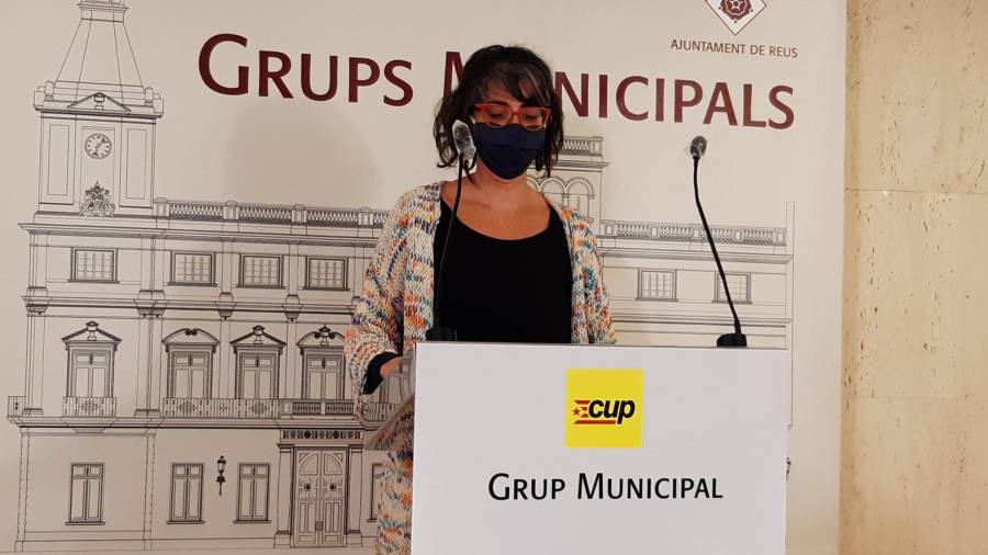 La portavoz municipal de la CUP en Reus, Marta Llorens, esta mañana en rueda de prensa. FOTO: DT