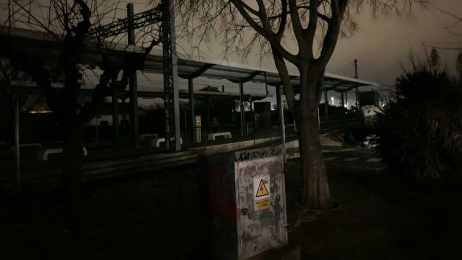 La estación de tren de Vila-seca a oscuras. FOTO: CEDIDA