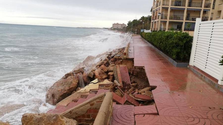 La marea ha descarnado la zona.