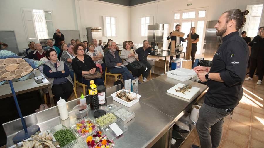El xef rapitenc Albert Guzmán ahir durant el ‘show cooking’ celebrat a Ebre Terra, elaborant un dels plats que va mostrar durant la jornada. FOTO: Joan Revillas