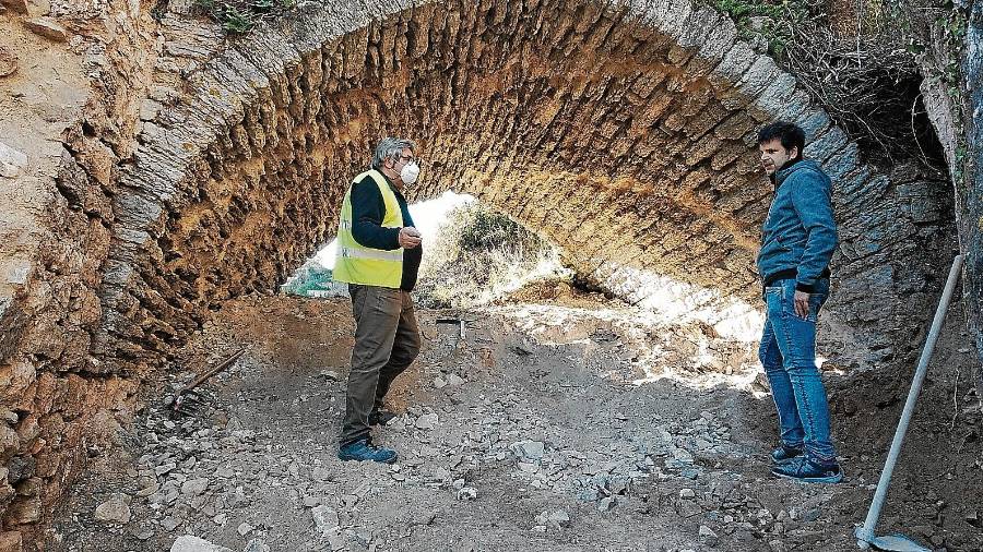 L’arqueòleg Isidre Pastor i l’alcalde Jordi Pijoan al portal per on s’accedia al castell i per on ho faran també els visitants. FOTO: ÀNGEL JUANPERE