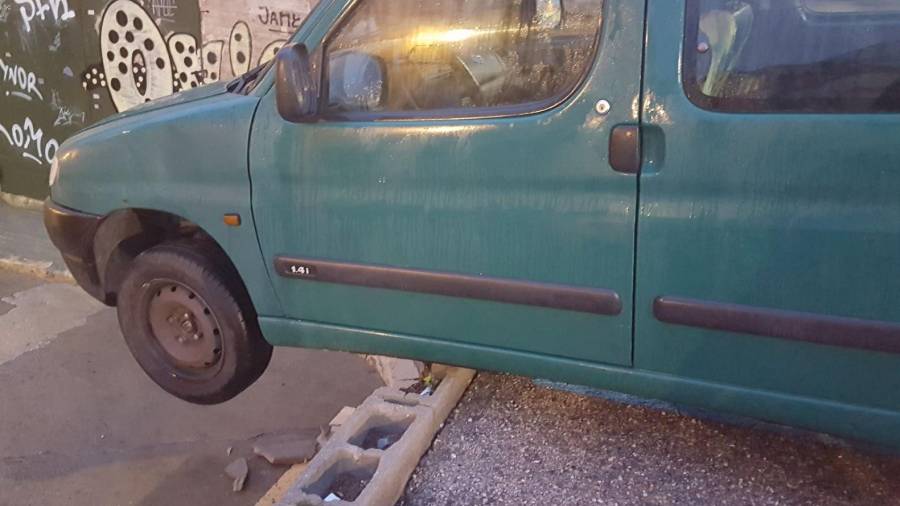 El coche fuera de los límites del aparcamiento de Valls. FOTO: DT