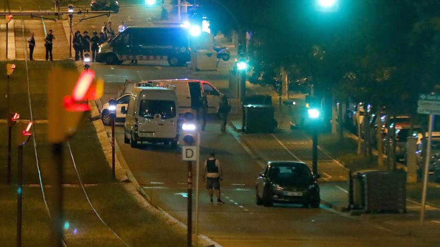 .- La policía en el lugar donde uno de los supuestos autores del atentado de Barcelona, donde 13 personas han muerto y unas 80 han resultado heridas, ha fallecido en la localidad de Sant Just Desvern (Barcelona)