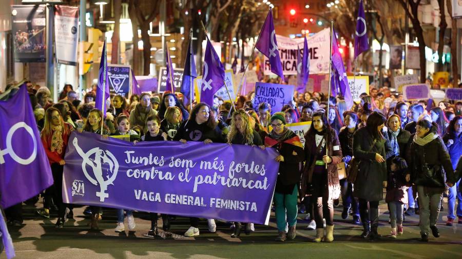 La manifestación feminista del 8 de marzo reunió a más de 8.000 personas en Tarragona. foto: pere ferré