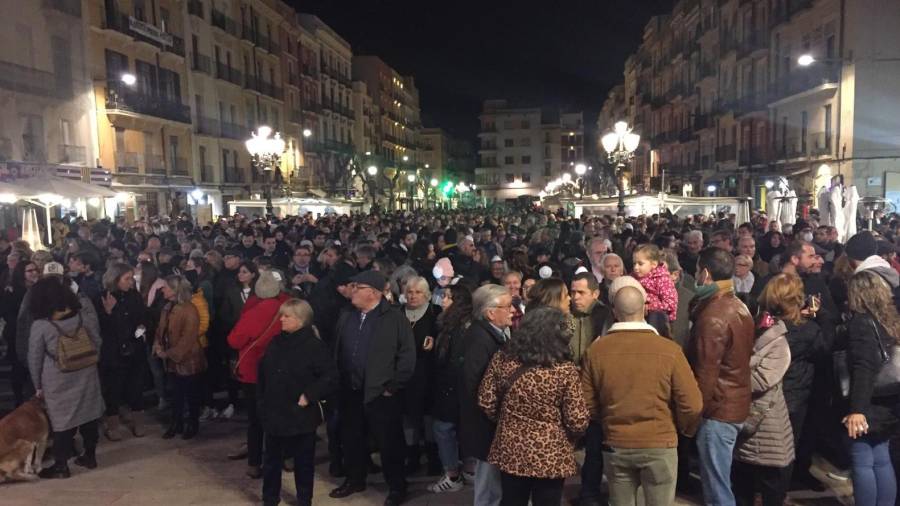 Imagen de los concentrados frente a la plaça de la Font. Carla Pomerol