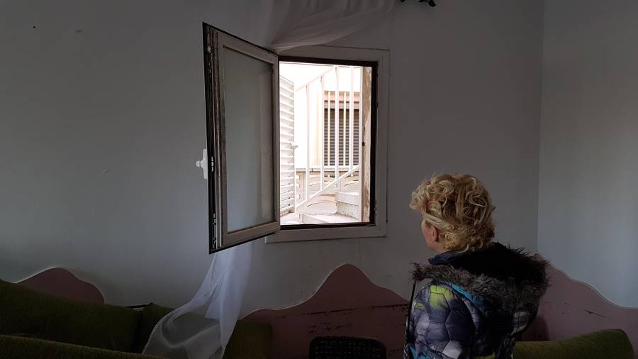 Nina mira la ventana por la que tuvo que salir con sus hijos para salvar su vida ante la llegada del agua del barranco de Barenys. FOTO: E. CASTAÑO