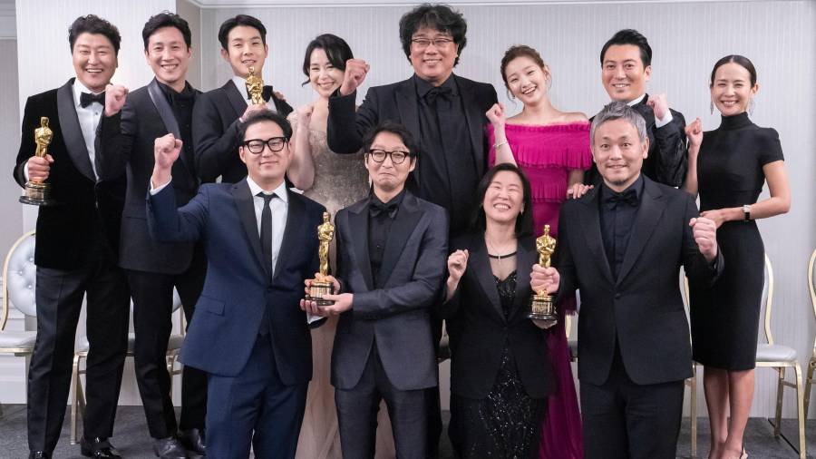 El director surcoreano Bong Joon-ho (segunda fila, el cuarto por la derecha) posa con miembros del equipo de su película ‘Parásitos’. FOTO: EFE