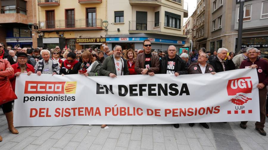Imagen de una manifestación de jubilados en Tarragona para exigir unas pensiones dignas. FOTO: Pere Ferré