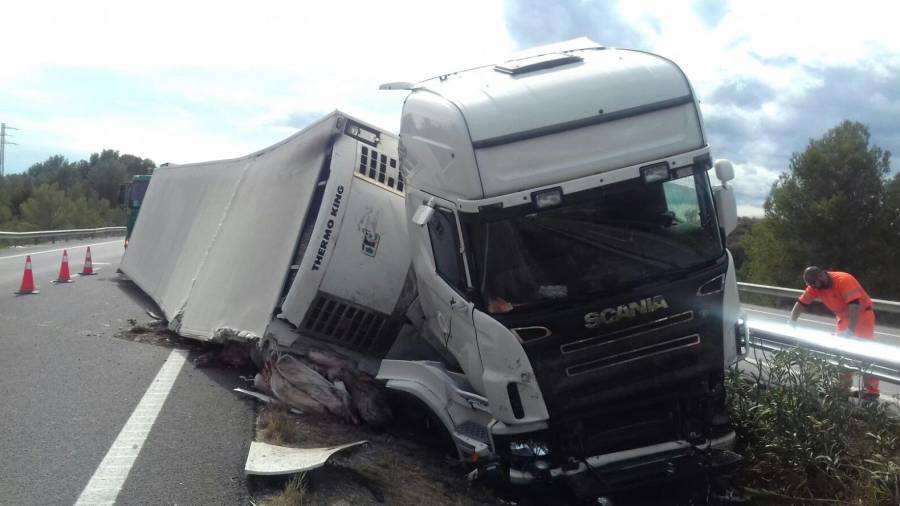 El camión que ha volcado a raíz del accidente ha quedado en muy mal estado