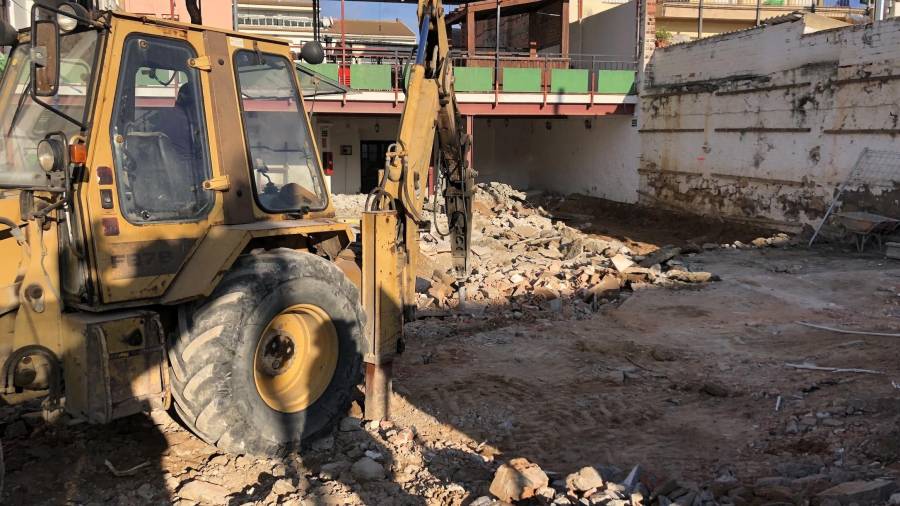 Imatge de les obres de la pista d’estiu en marxa, on s’han demolit part de les instal·lacions. FOTO: AJUNTAMENT RIBA-ROJA D’EBRE