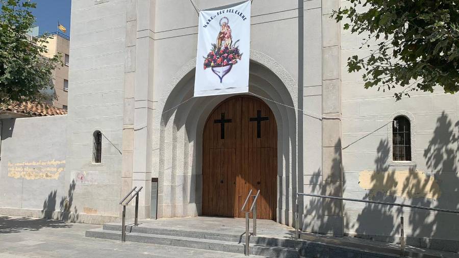 Las pintadas de la fachada de la iglesia, tapadas con una mano de pintura amarilla. FOTO: Cristina Sierra