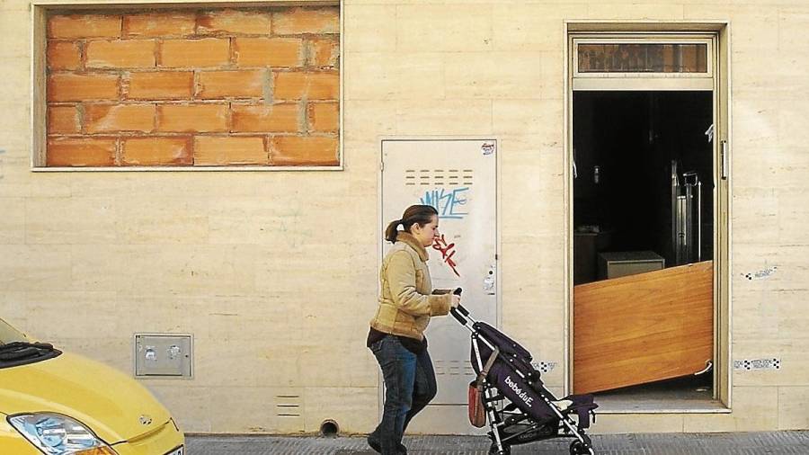 La venta y la puerta tapiada de una vivienda para evitar ocupas en El Vendrell. Foto: JMB