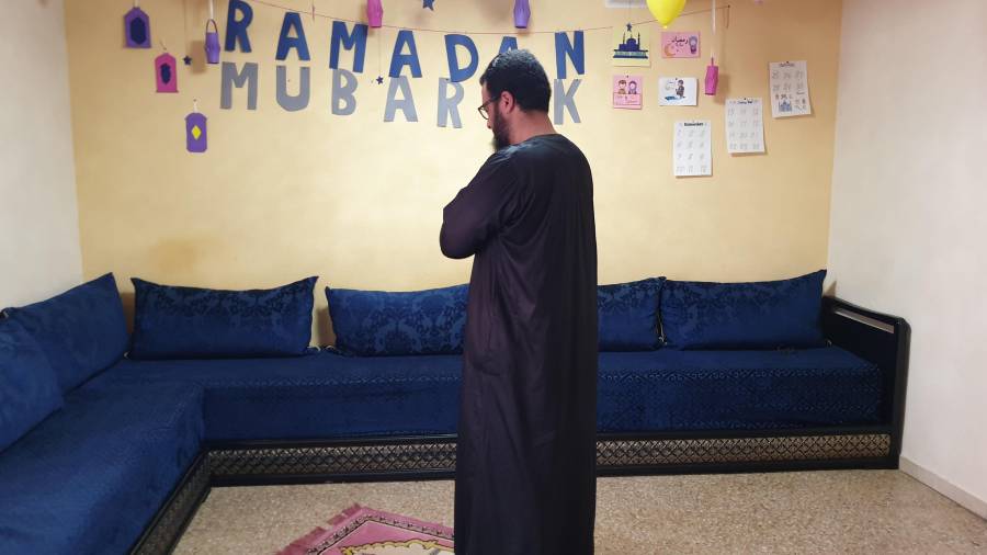 El portavoz de la mezquita As-sunnah de Reus, Mohamed Said Badaoui, en su domicilio durante el rezo. FOTO: CEDIDA