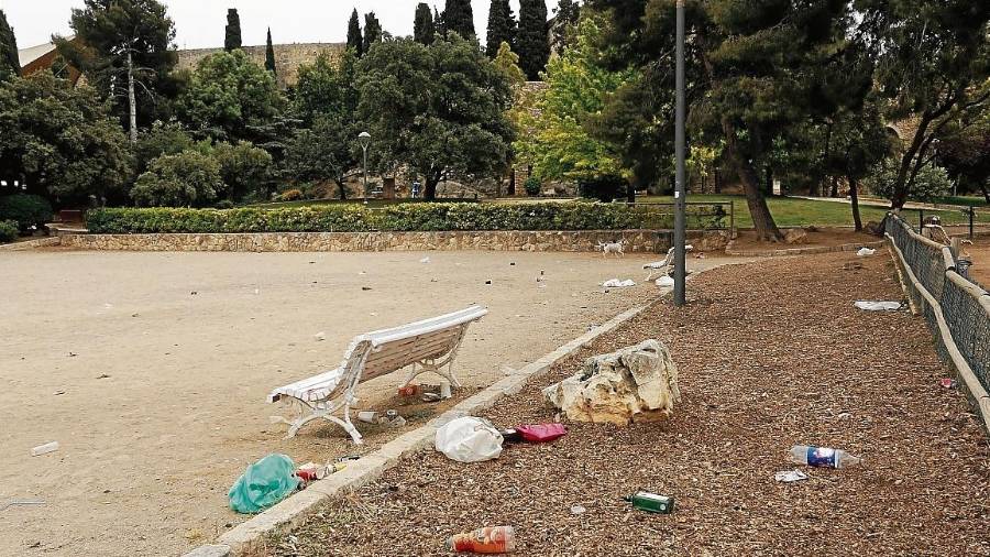 La explanada del Camp de Mart, la mañana del pasado domingo. FOTO: PERE FERRÉ