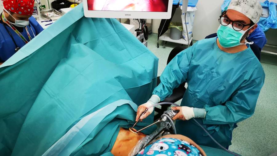 El doctor Joan Carles Trujillo, del Servei de Cirurgia Toràcica de Sant Pau, operant la pacient. FOTO: ACN