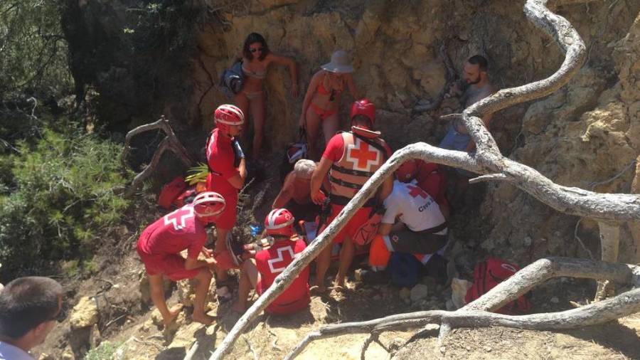 Creu Roja y Bombers, estabilizando a la víctima, en Cala Fonda. FOTOS y VÍDEOS: Creu Roja