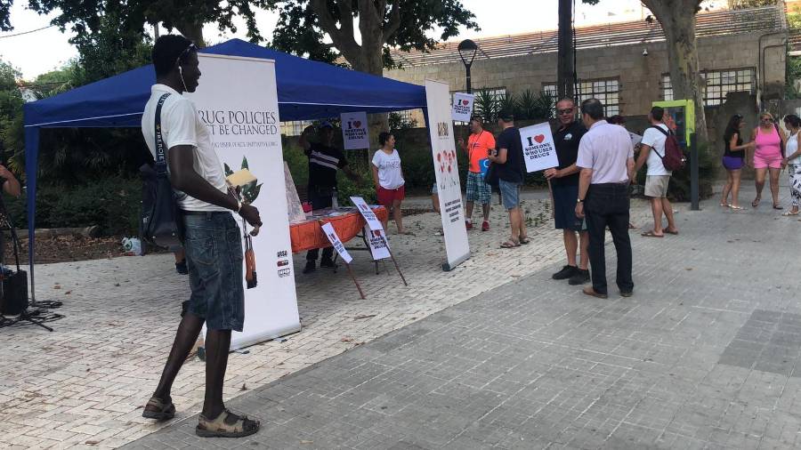 ARSU ha organizado una concentración en la plaza Frida Kahlo. FOTO: Alfredo González