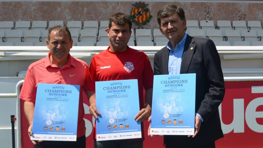 Juanjo Rovira, director del MIC, Abel Fernández, jugador del Nàstic Genuine, y Josep Mª Andreu, presidente grana. FOTO: NÀSTIC