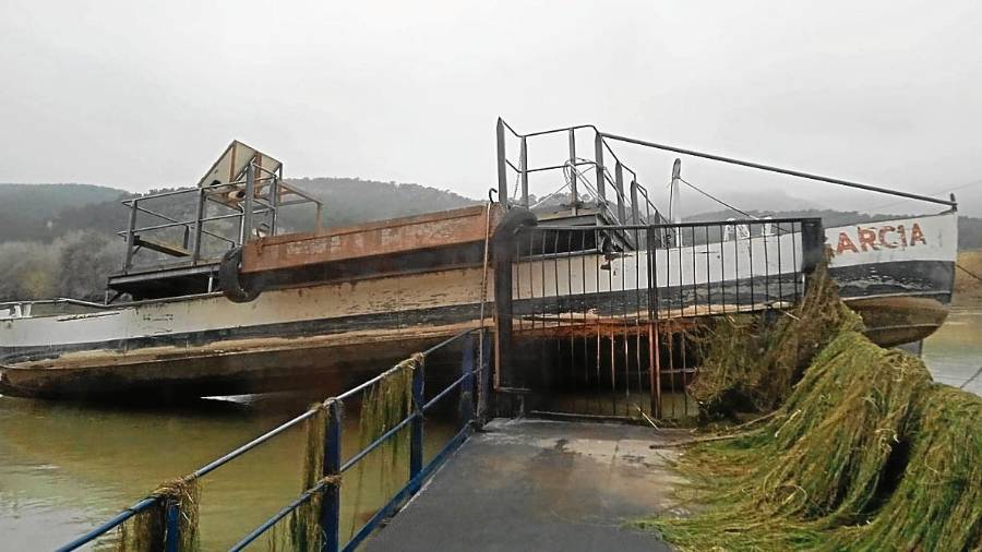 Així va quedar el pas de barca de Garcia després de la crescuda i el descens sobtat de cabal. FOTO: CEDIDADESPERFECTES EN UN DELS EMBARCADORS DE MÓRA D’EBRE. FOTO: JOAN REVILLAS