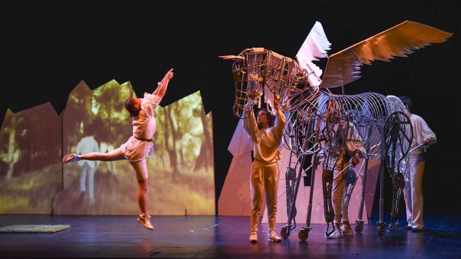 ‘Pegàs, el cavall alat’ de Sandal Produccions arribarà al Teatre Orfeó Montsià al febrer. FOTO: CEDIDA