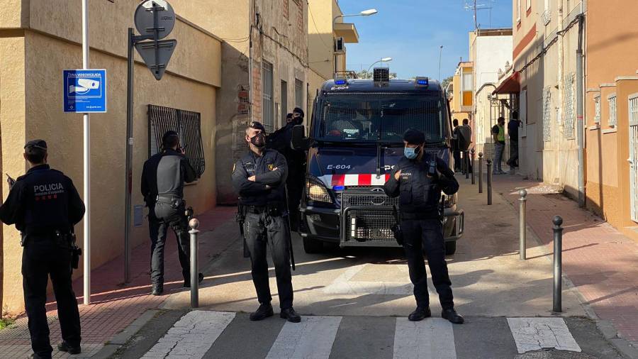 Imagen del varios efectivos de los Mossos en el lugar de los registros. A. González