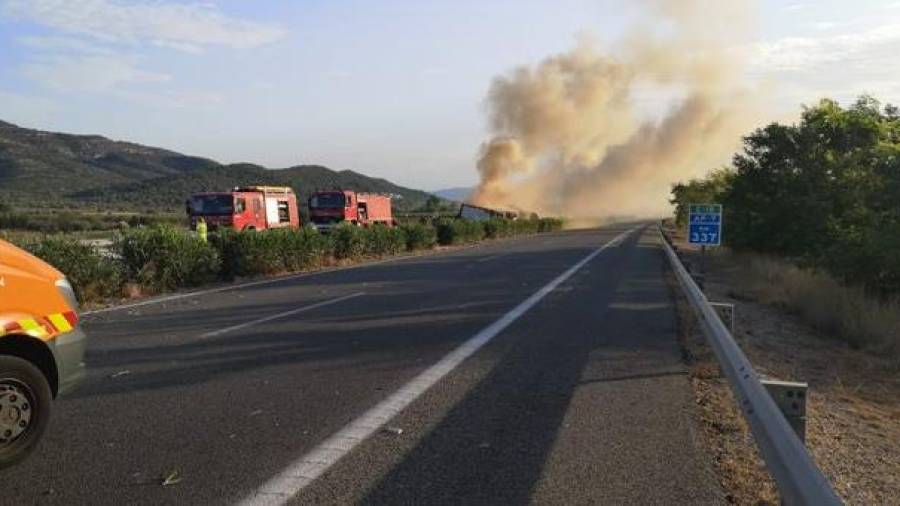 Imatge de l'autopista tallada i al fons el camió cremant. Foto: Ajuntament d'Ulldecona