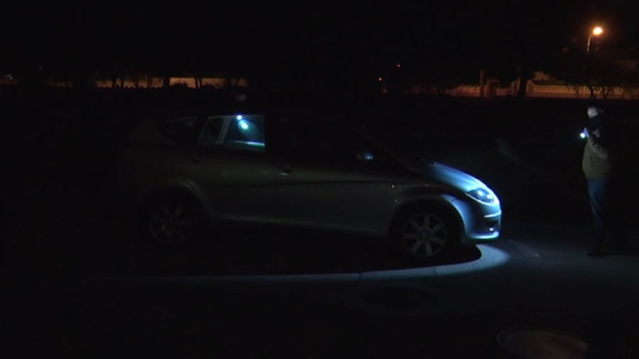 Las patrullas nocturnas en El Vendrell controlan vehículos.
