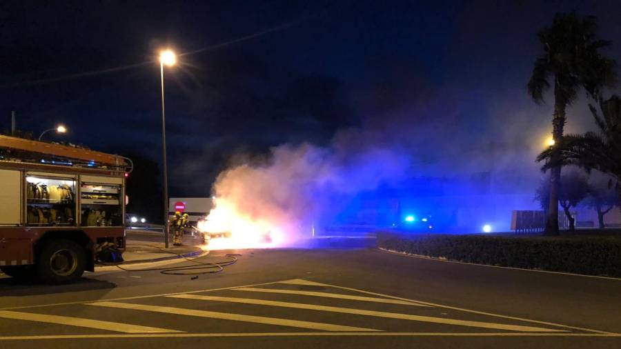 Imagen de los Bombers apagando el vehículo incendiado. Foto: DT