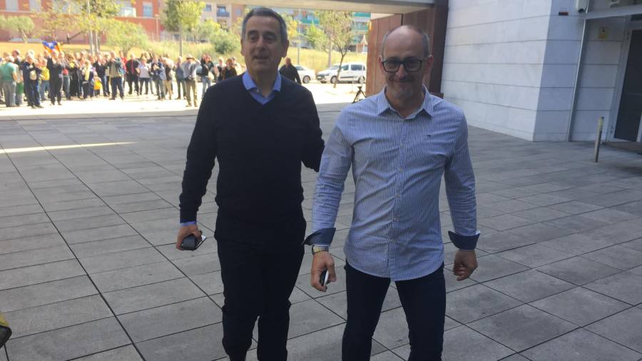 Jordi Marlès y Amadeu Benach a la entrada a los juzgados.