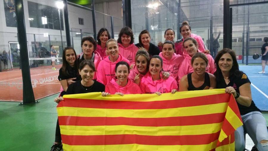 Parte del equipo, tras proclamarse campeonas de Catalunya de las Series en el Global Pàdel. Foto: Cedida