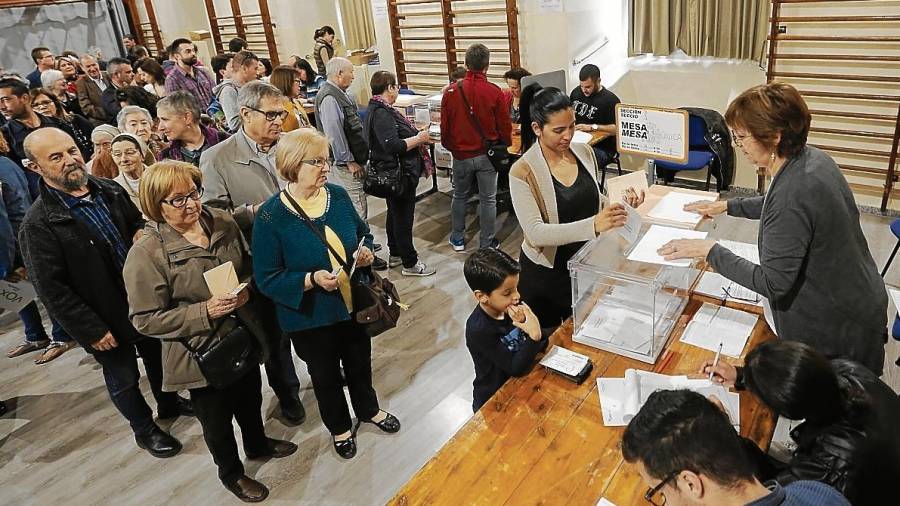 Imagen de la jornada electoral del domingo en el Institut Salvador Vilaseca de Reus, donde se superó el 70% de participación. FOTO: Pere ferré
