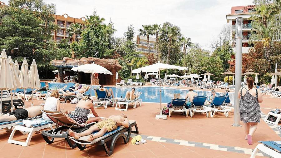 La piscina del hotel H10 Salauris Palace estaba llena de turistas esta semana. FOTO: Alba Mariné