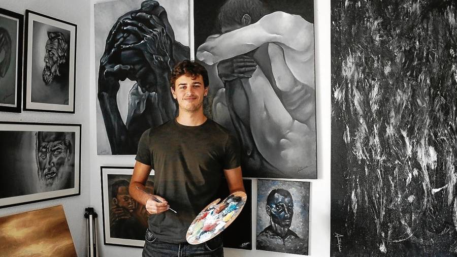 El pintor reusense Xavi Pinyol con algunas de sus obras. Foto: Fabián Acidres