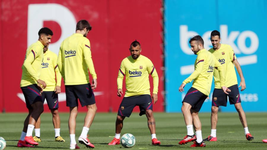 Imagen de parte de la plantilla del Barça durante un entrenamiento. EFE