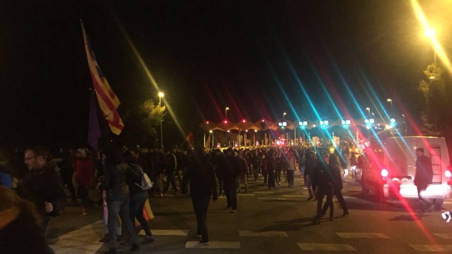 Gente concentrada en el peaje de Tarragona