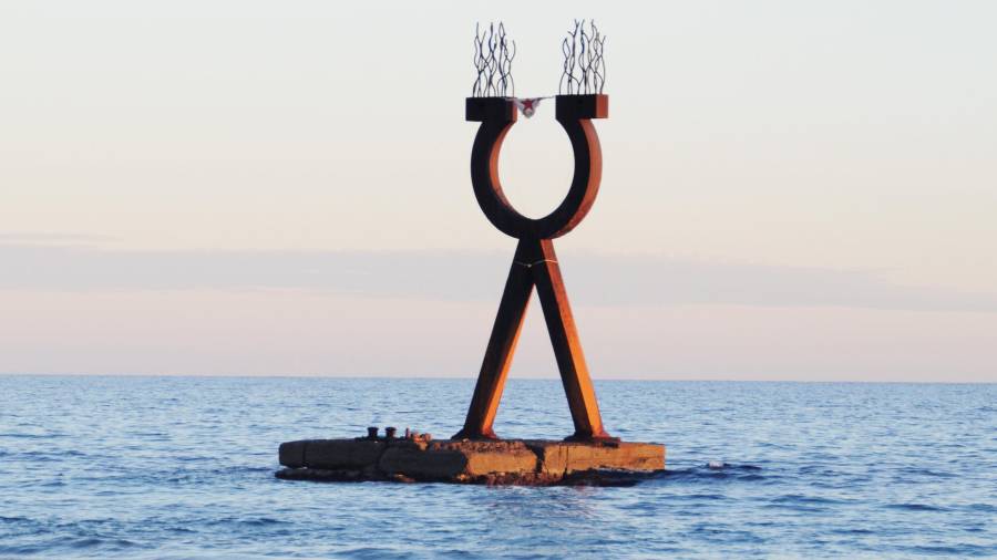 La escultura Alfa i Omega que ha sido un referente de la imagen marítima de Torredembarra durante muchos años. FOTO: DT