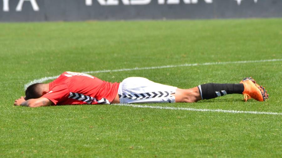 Un jugador de la Pobla, tumbado en el suelo tras la derrota. FOTO: Josep Maria Garcia